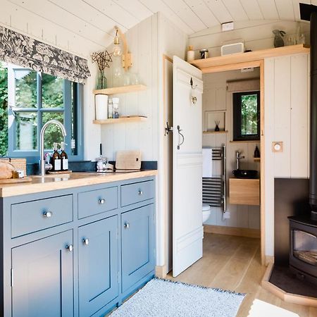 Boutique Cornish Shepherd'S Hut With Hot Tub ลอนเซสตัน ภายนอก รูปภาพ