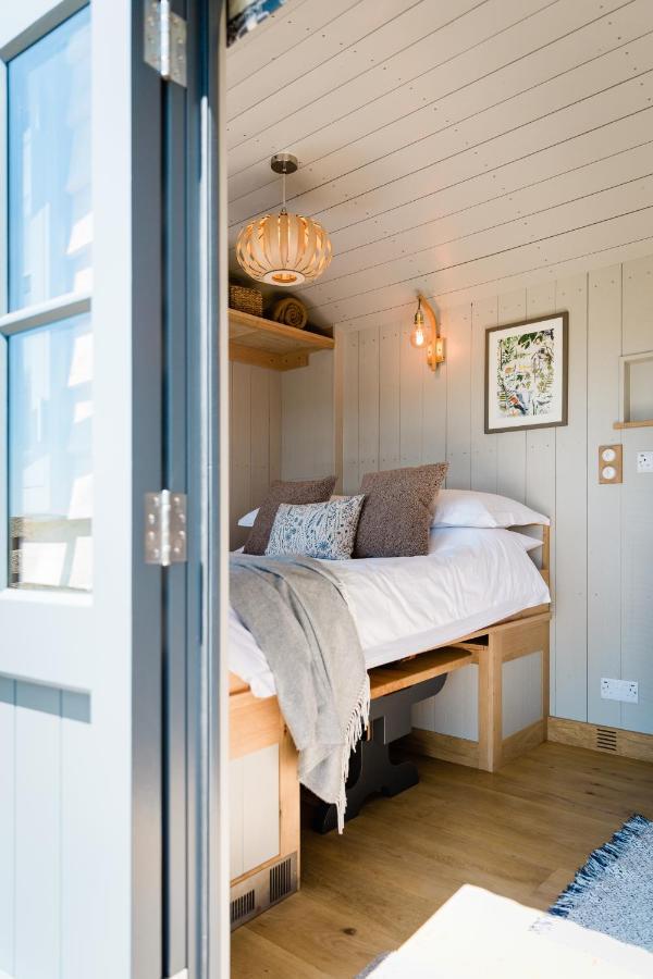 Boutique Cornish Shepherd'S Hut With Hot Tub ลอนเซสตัน ภายนอก รูปภาพ