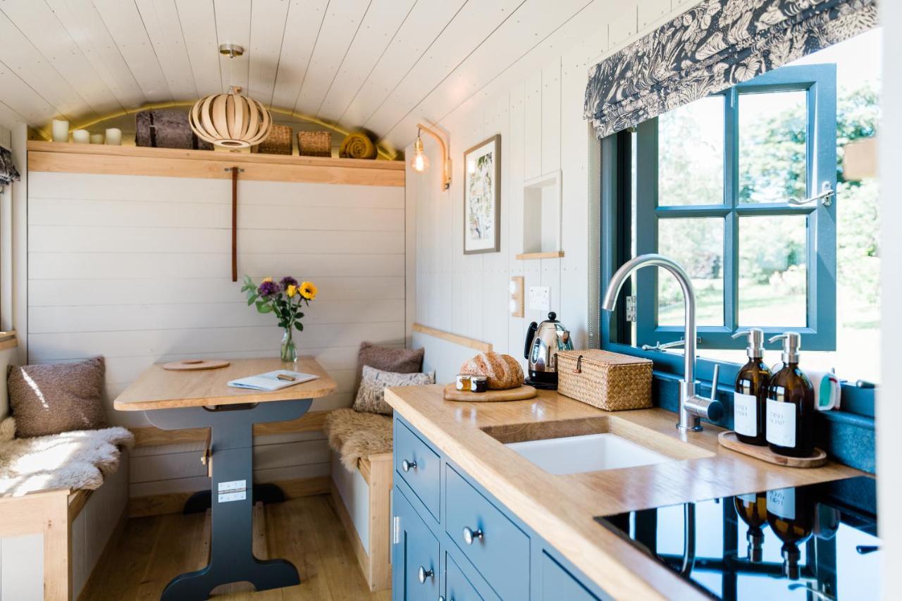 Boutique Cornish Shepherd'S Hut With Hot Tub ลอนเซสตัน ภายนอก รูปภาพ