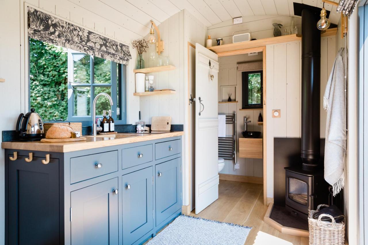 Boutique Cornish Shepherd'S Hut With Hot Tub ลอนเซสตัน ภายนอก รูปภาพ